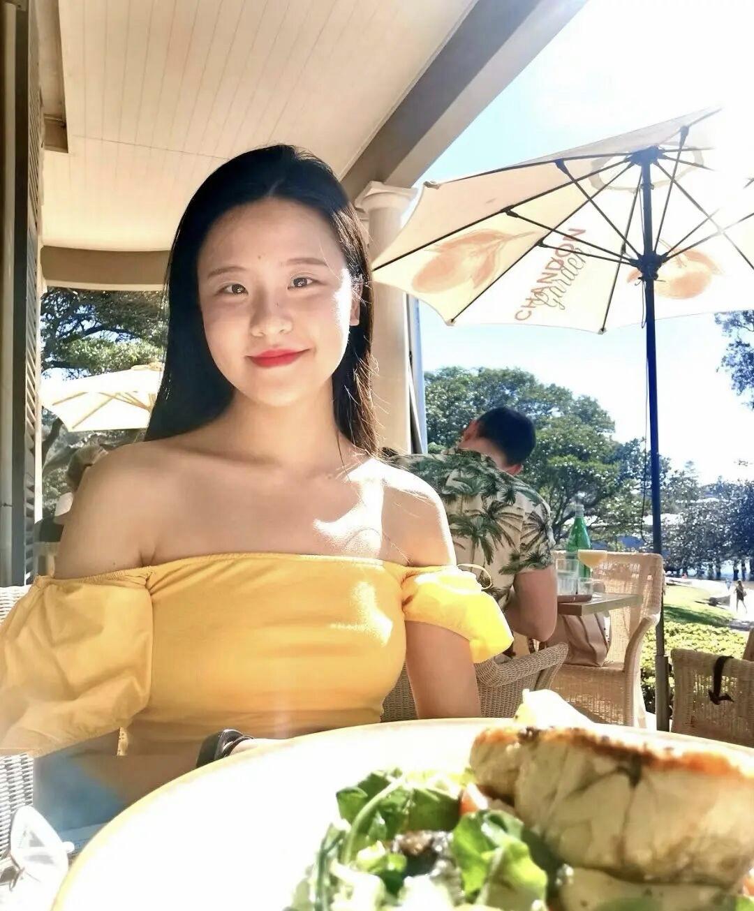 人们在海边咖啡馆享受阳光。  分享一个你去过最美的古镇 分享一个你去过最美的古镇