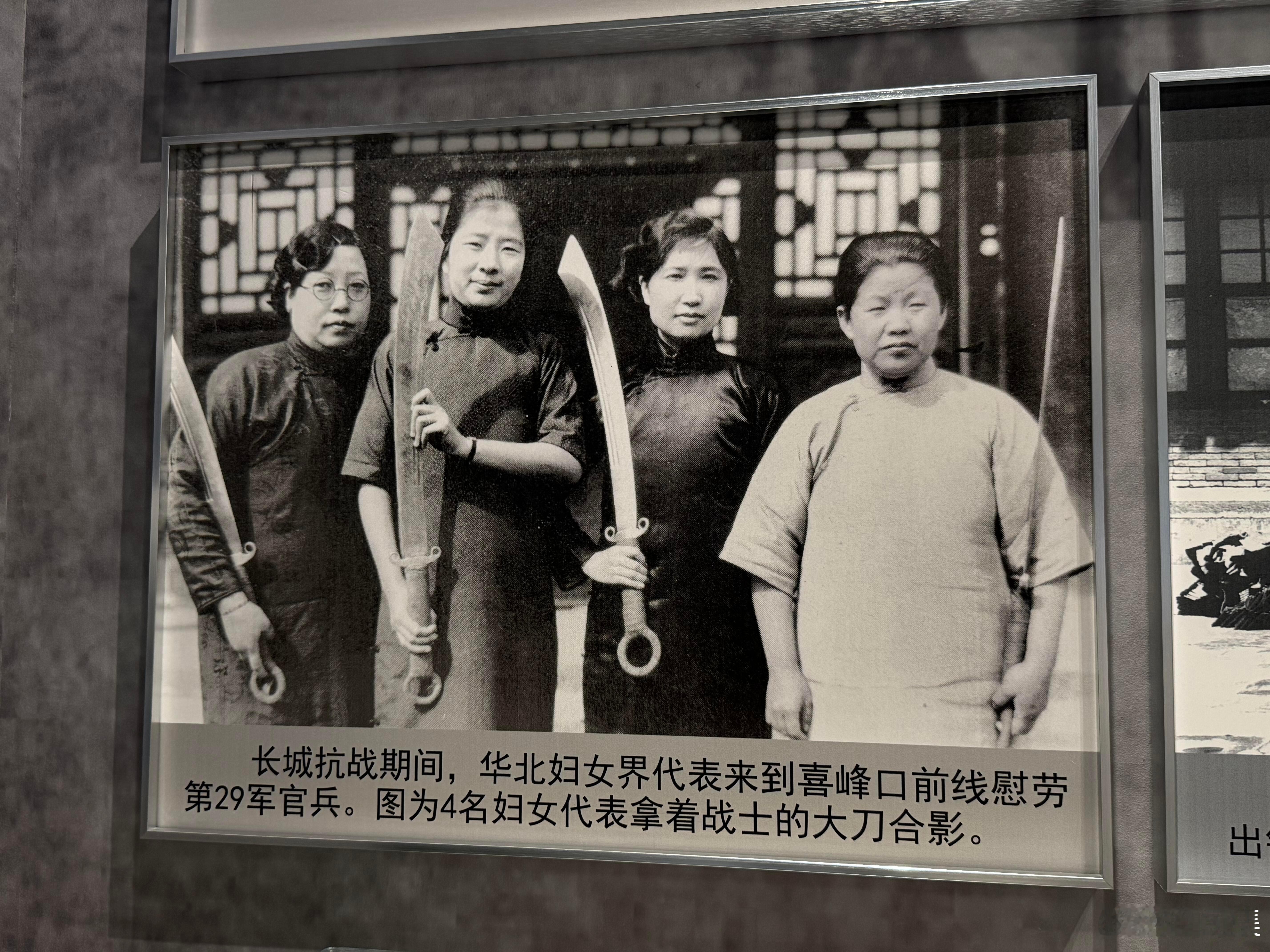 这照片有力气在大邑县建川博物馆里看到的。其实还有好几幅带给我这样特别多震撼的摄影