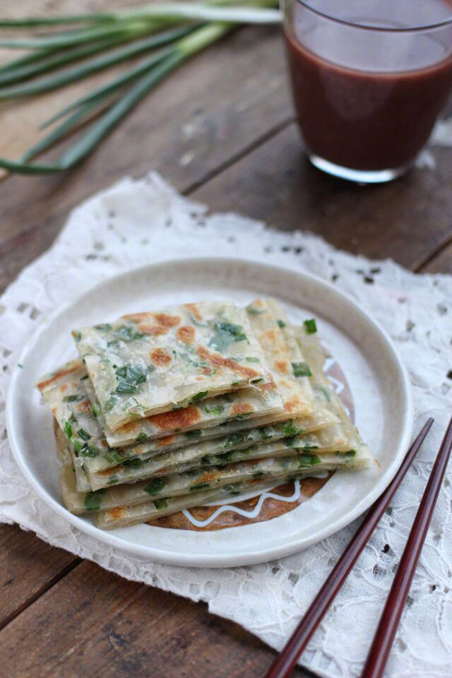 【快手葱油饼（饺子皮版本）】饺子皮加了些葱花做成葱油饼，几分钟就能上桌，又香又简
