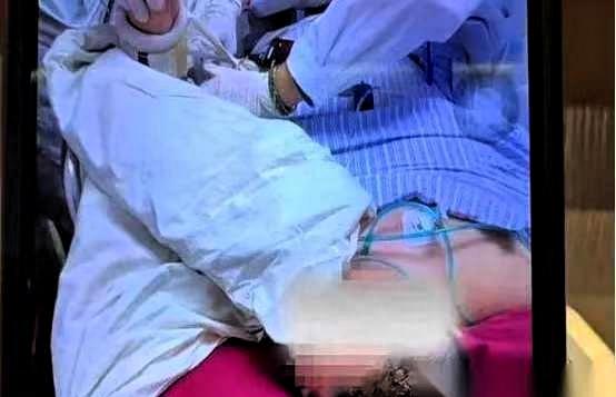 我真的被这个新闻给扎到了。
46岁，上海，未婚未育，父母不在了。卡里躺着上百万，