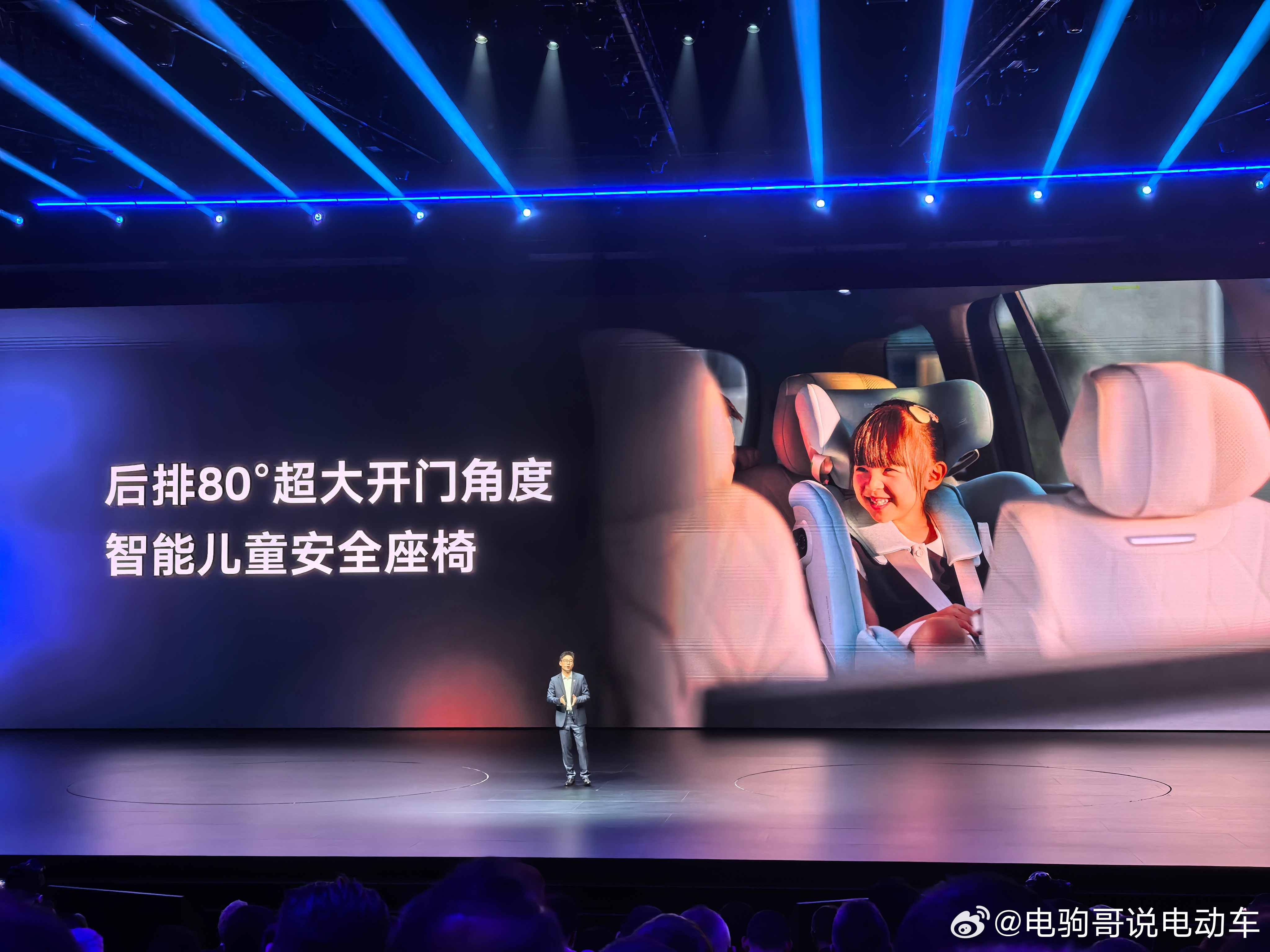 ID ERA 9X的后排车门，打开可达80度。对宝妈和儿童很友好。上汽大众ide