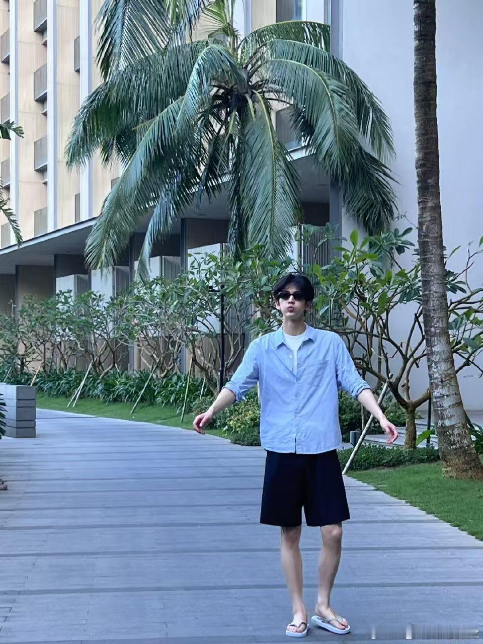 张凌赫人生镜头上新 不得不承认，有些人就是天生适合站在镜头前。张凌赫在这次活动中