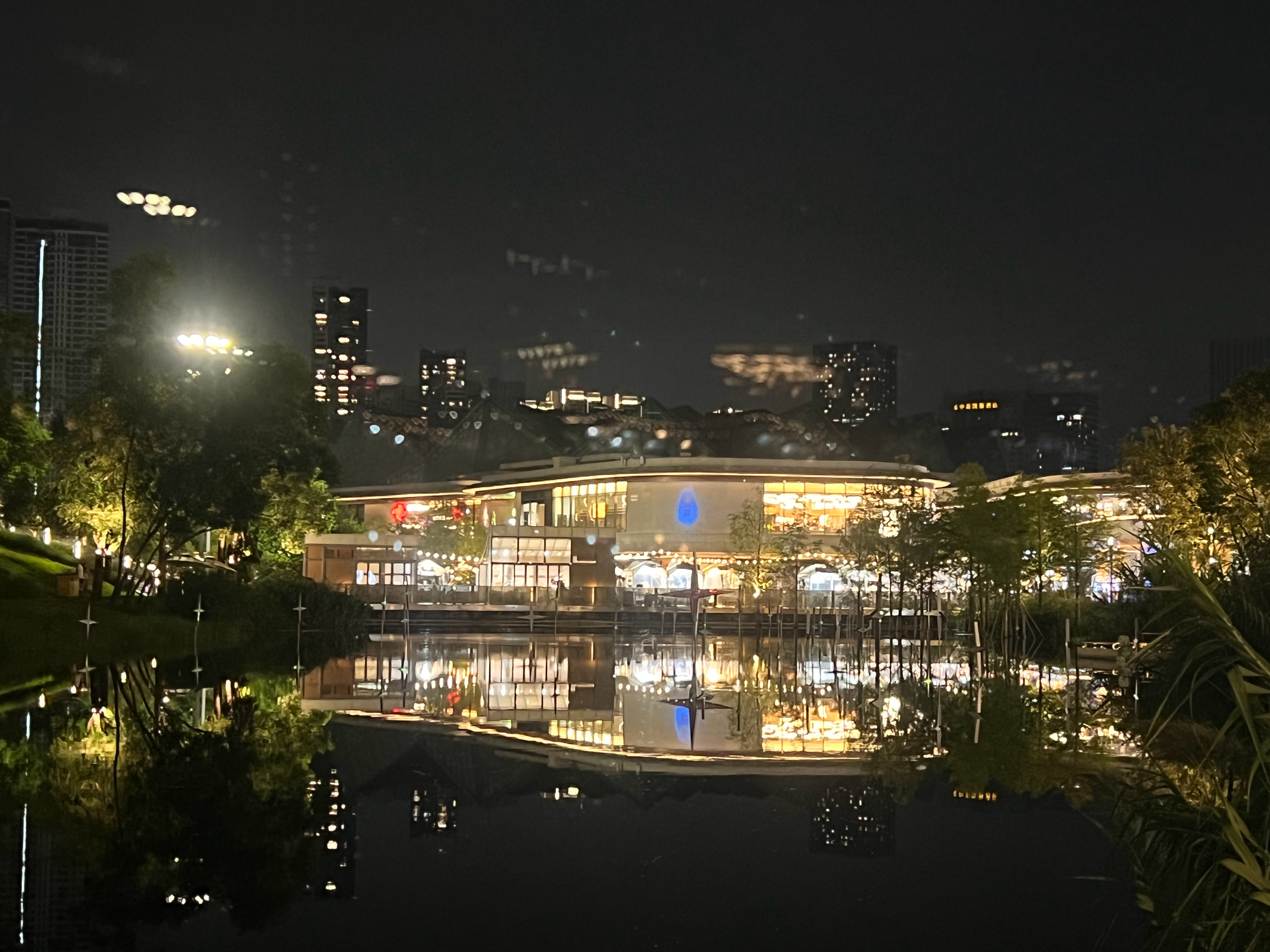 朋友圈是经过剪辑的人生，只展示风光，屏蔽困境。别拿别人的高光，对照自己的日常。不
