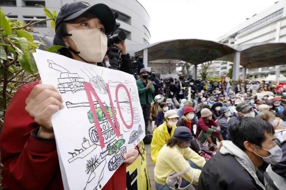 高市早苗还是早点出来道歉吧，
老百姓把你的家都围起来了。
大家举着标语喊得震天响