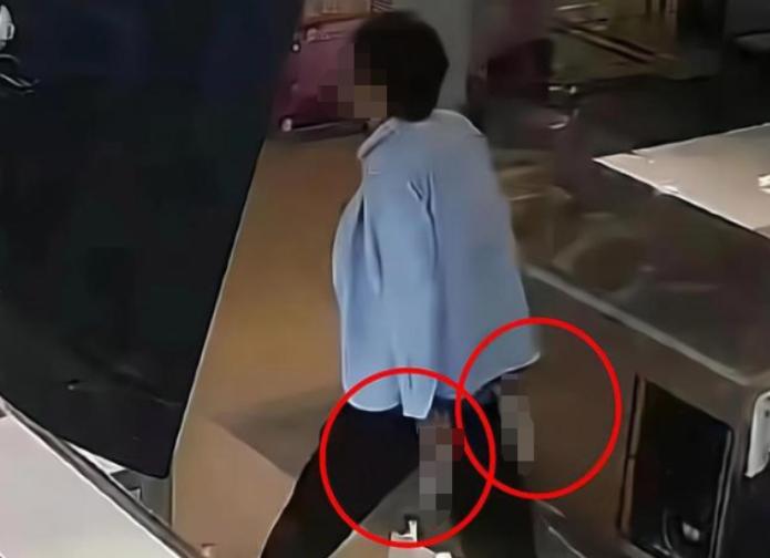 浙江金华，一男子喝了酒醉醺醺的进入一家超市，看到美艳的老板娘在前台收银，男子就在