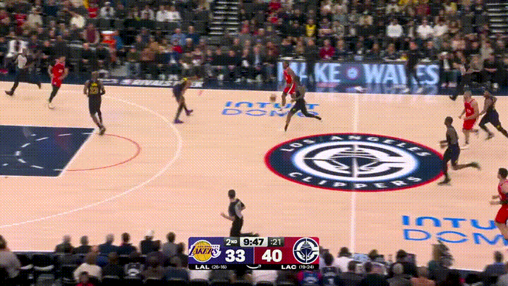 快船巨星伦纳德的突破脚步真是赏心悦目！在今天快船主场迎战湖人的焦点战中，当时比赛