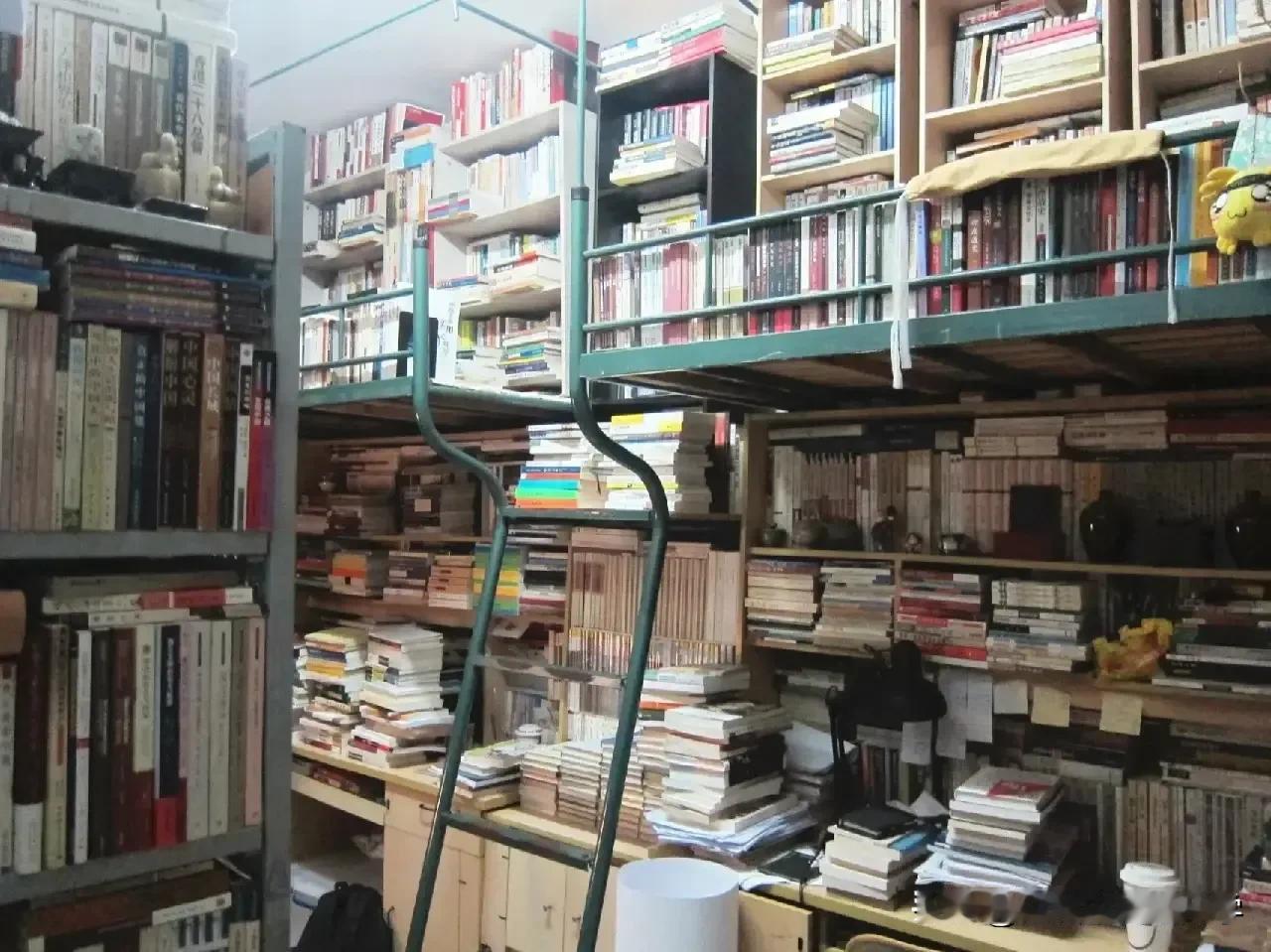 来围观一下复旦大学学霸的学生寝室，
这才真是诠释了书中自有黄金屋，
把寝室都布置