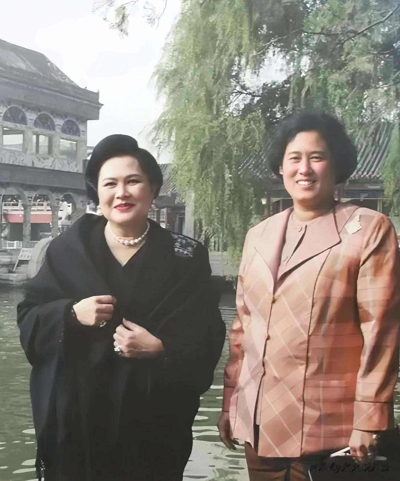 诗琳通公主和母亲诗丽吉太后，2000年在中国游玩时的留影！一身贵妇装扮的诗丽吉太