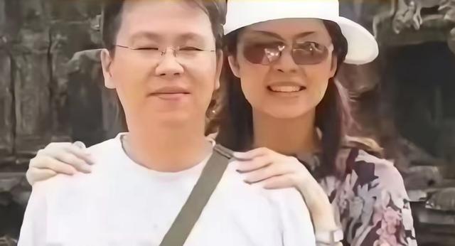郑丽文家里坐镇的，竟是个低调教书匠？

恋爱24年才登记！妻子在台前跑选举，丈夫
