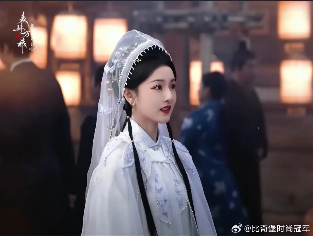 妈呀，看了一下视频，好粗制滥造，这个滤镜也是好丑，白瞎了我们祖儿的颜值～ 