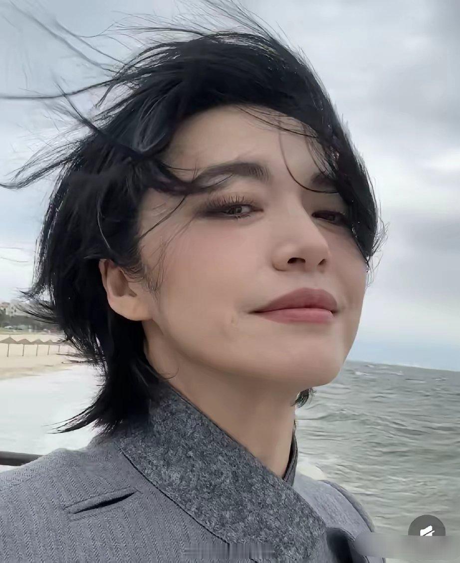 姚晨，引发热议！​9月8日，官宣离婚半年的姚晨，突然更新社交动态，晒出独自在海边