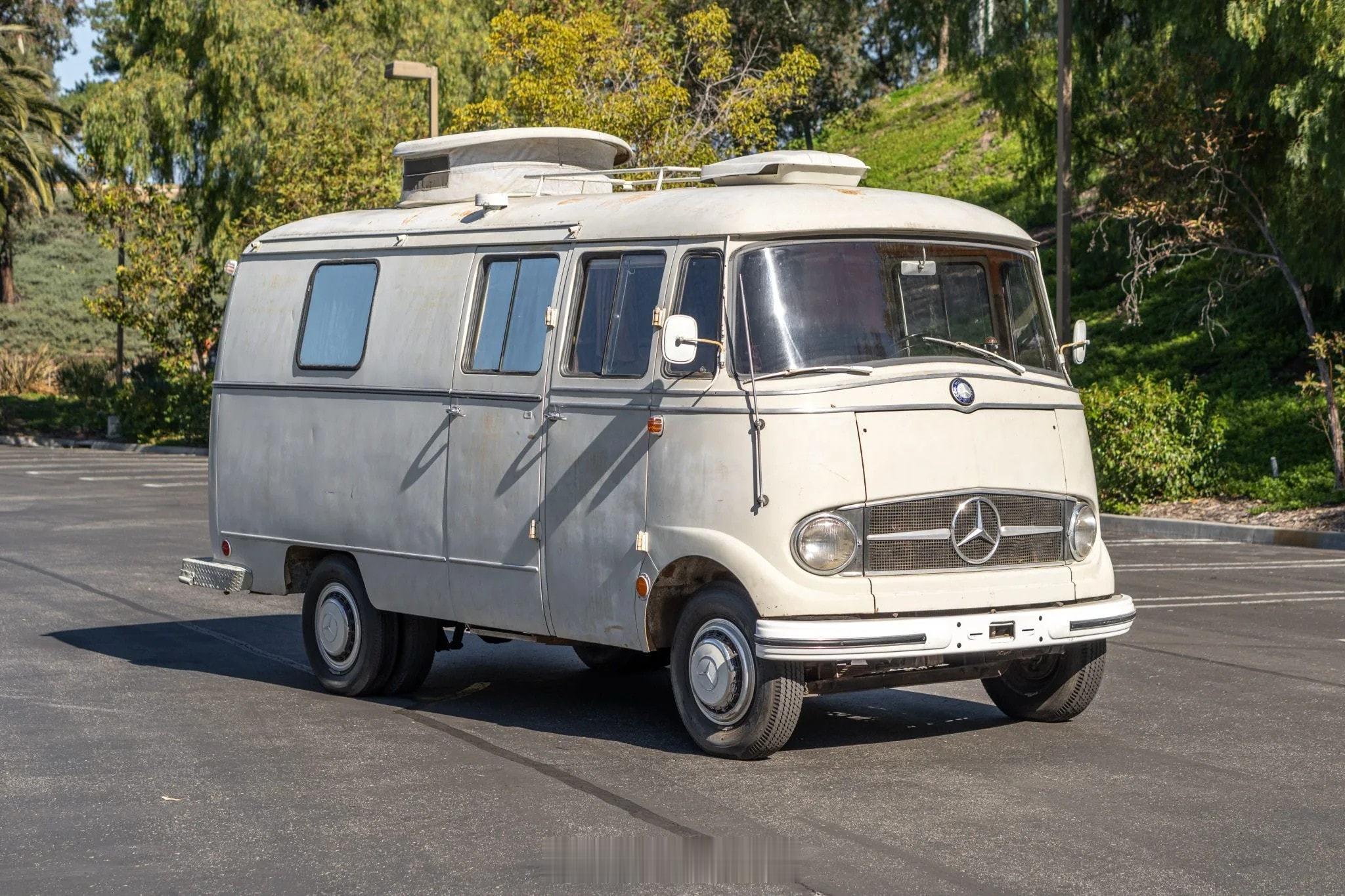 丑萌丑萌的1962款奔驰L319D房车。二战结束后十几年就买得起这玩意儿，肯定都