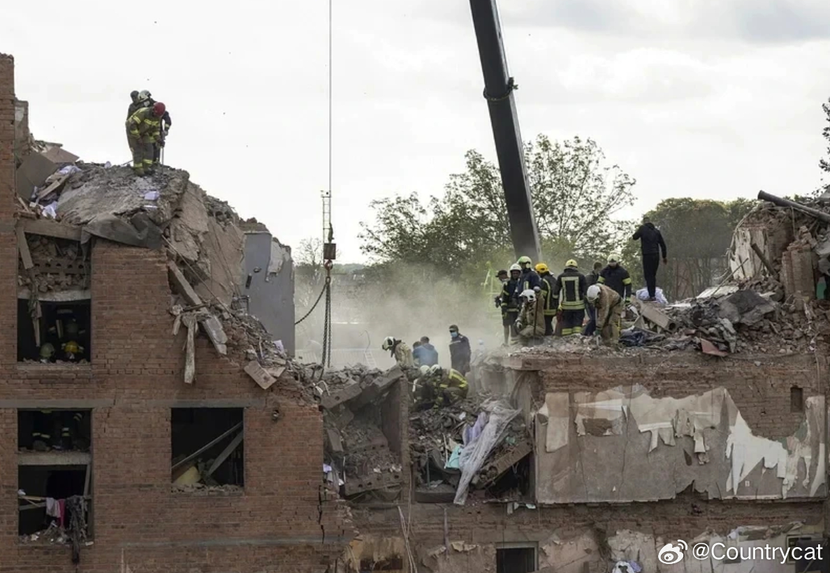 普京生日当天俄罗斯发射导弹无人机致32人死亡 泽连斯基斥责：最卑劣袭击海外新鲜事