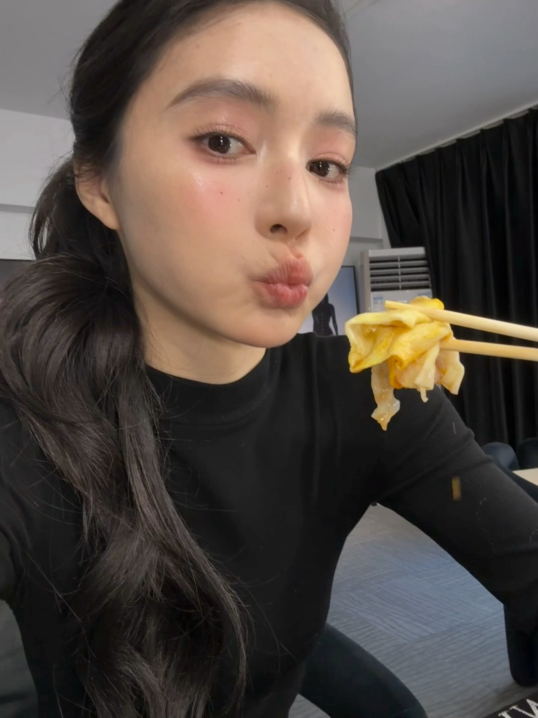 画了个满意的妆提现在吃个饭也能产出800张照片 