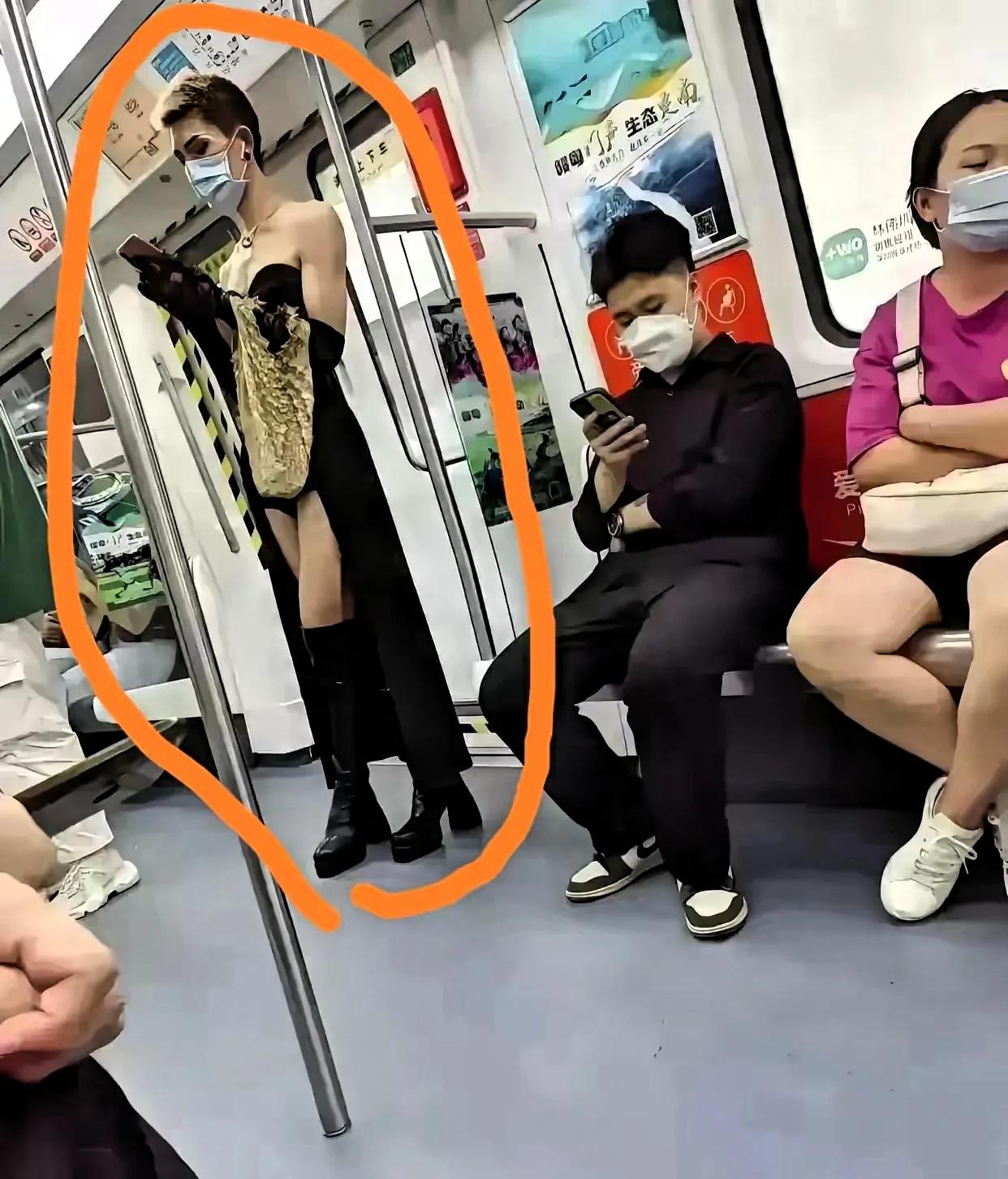 地铁上撞见一幕，真把我看迷糊了！看头部像男生，可身上的穿着打扮又特像女生，盯着看