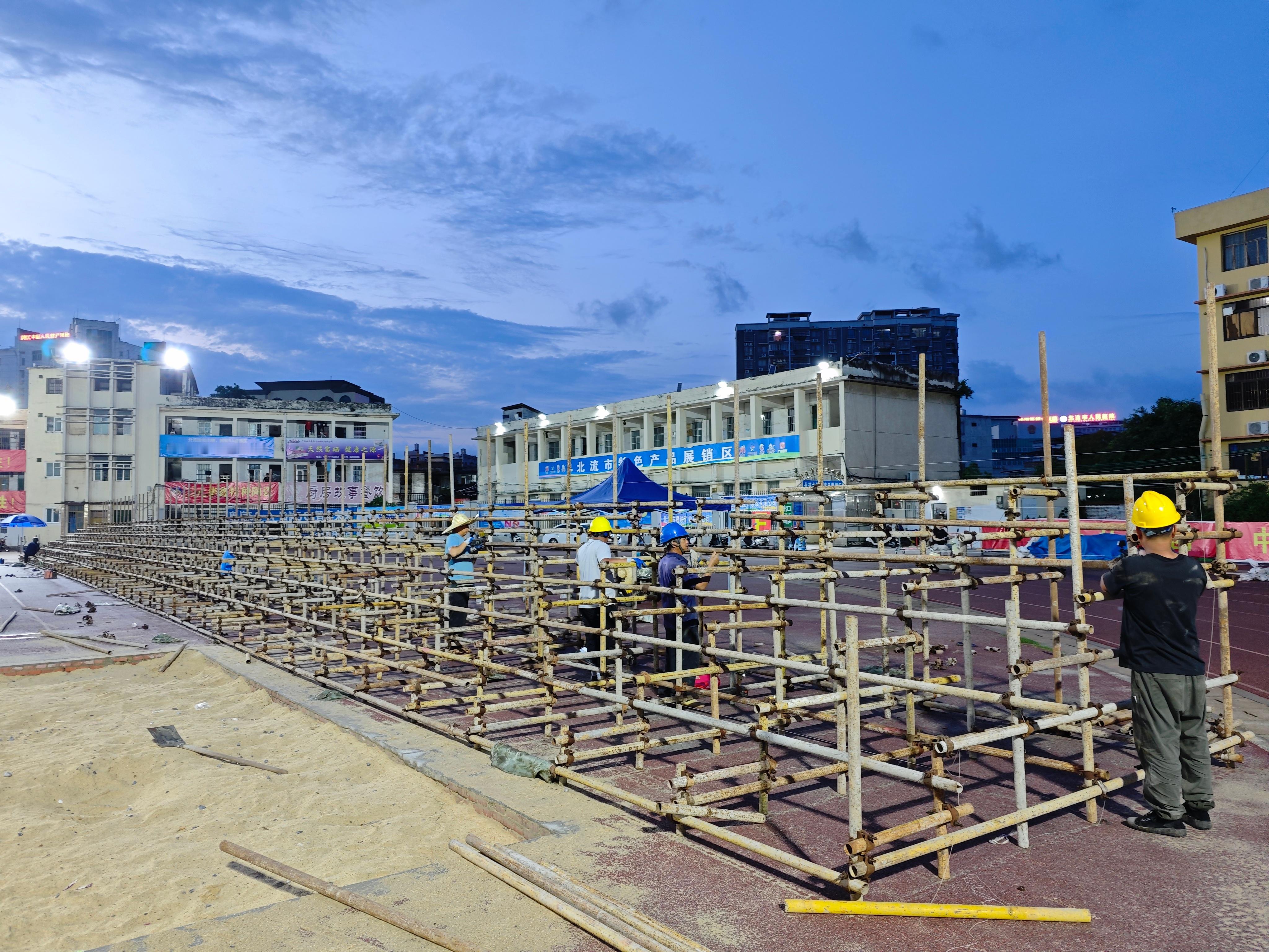 广西县超半决赛广西县超五一北流球场见 玉林市北流体育场连夜加班装座位的背后，是两