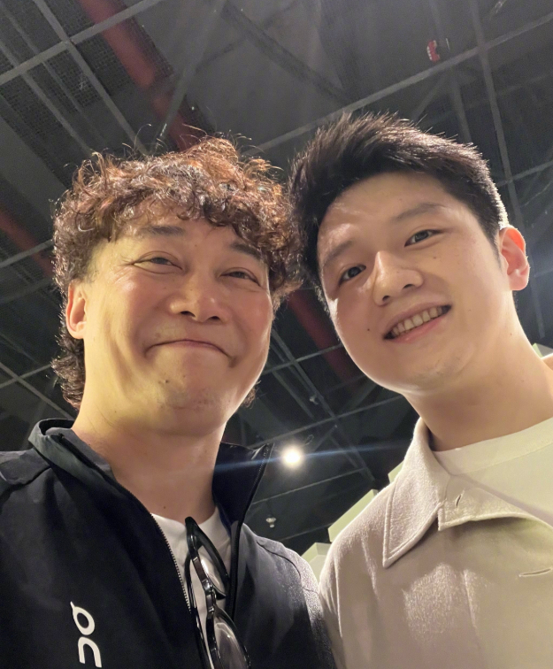 #樊振东让陈奕迅下次演唱会邀请自己#  还真给Eason约到了樊振东[666]暗