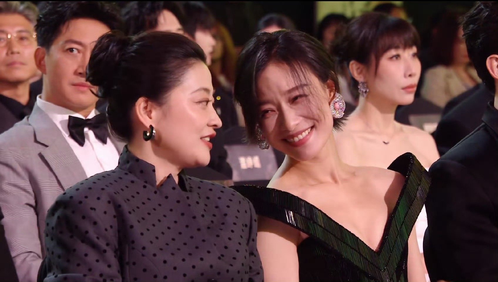 倪妮 聊完你的聊你的 话题一个接一个！与相谈甚欢后，又与老师展开温馨对话，自然流