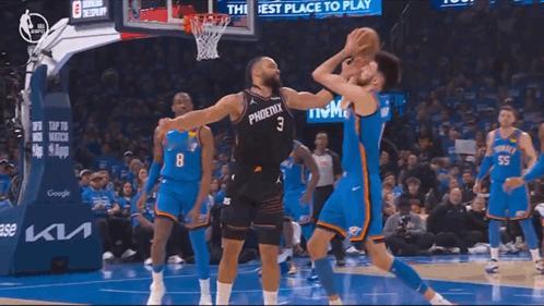 狄龙和切特的“故事”：狄龙失球时顺便戳了切特下巴一把；切特向狄龙要球时，狄龙便不