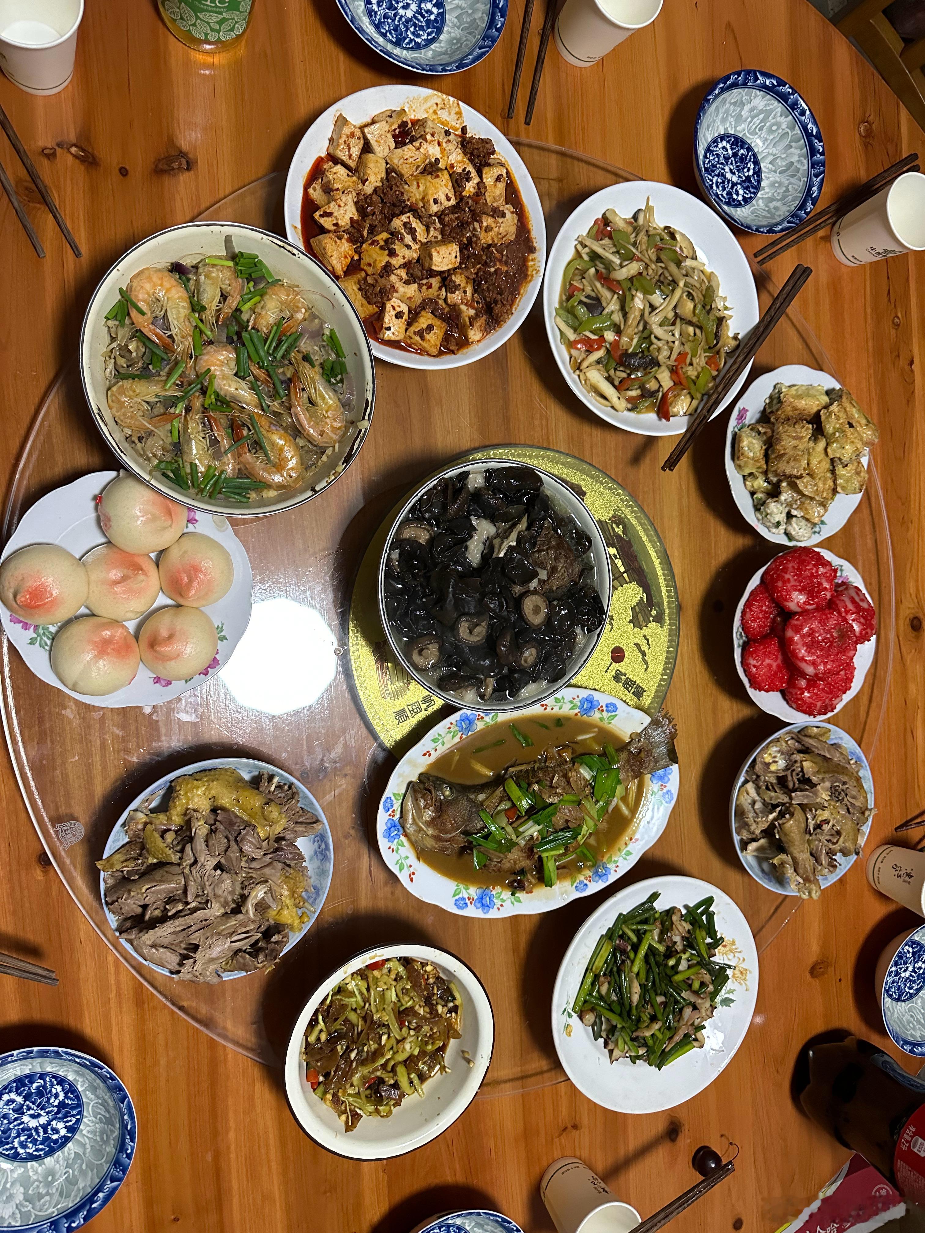 我家今年的年夜饭已经备好，由娃备菜，娃主厨完成。菜品的味道都不错，娃的爷爷奶奶很