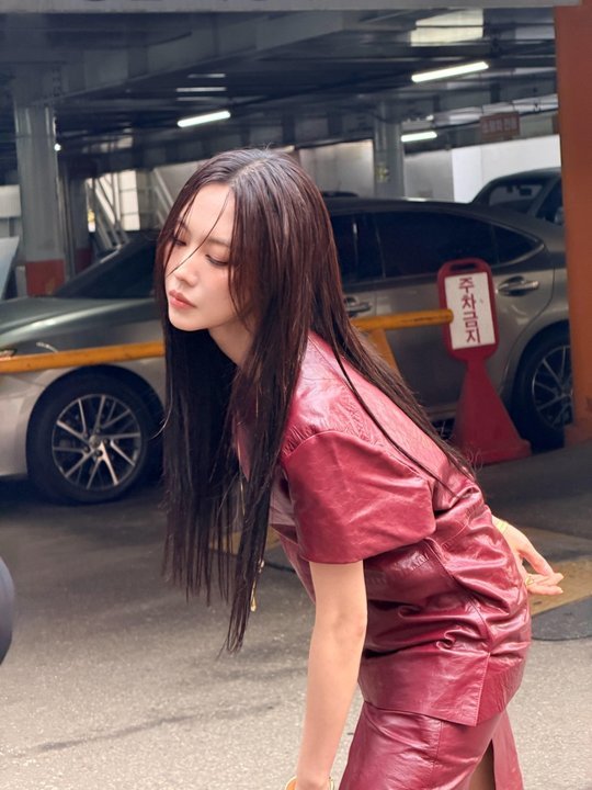 王霏霏cos大秀直拍直拍见证神颜！王霏霏现身首尔COS大秀，湿发凌厉又慵懒，酒红