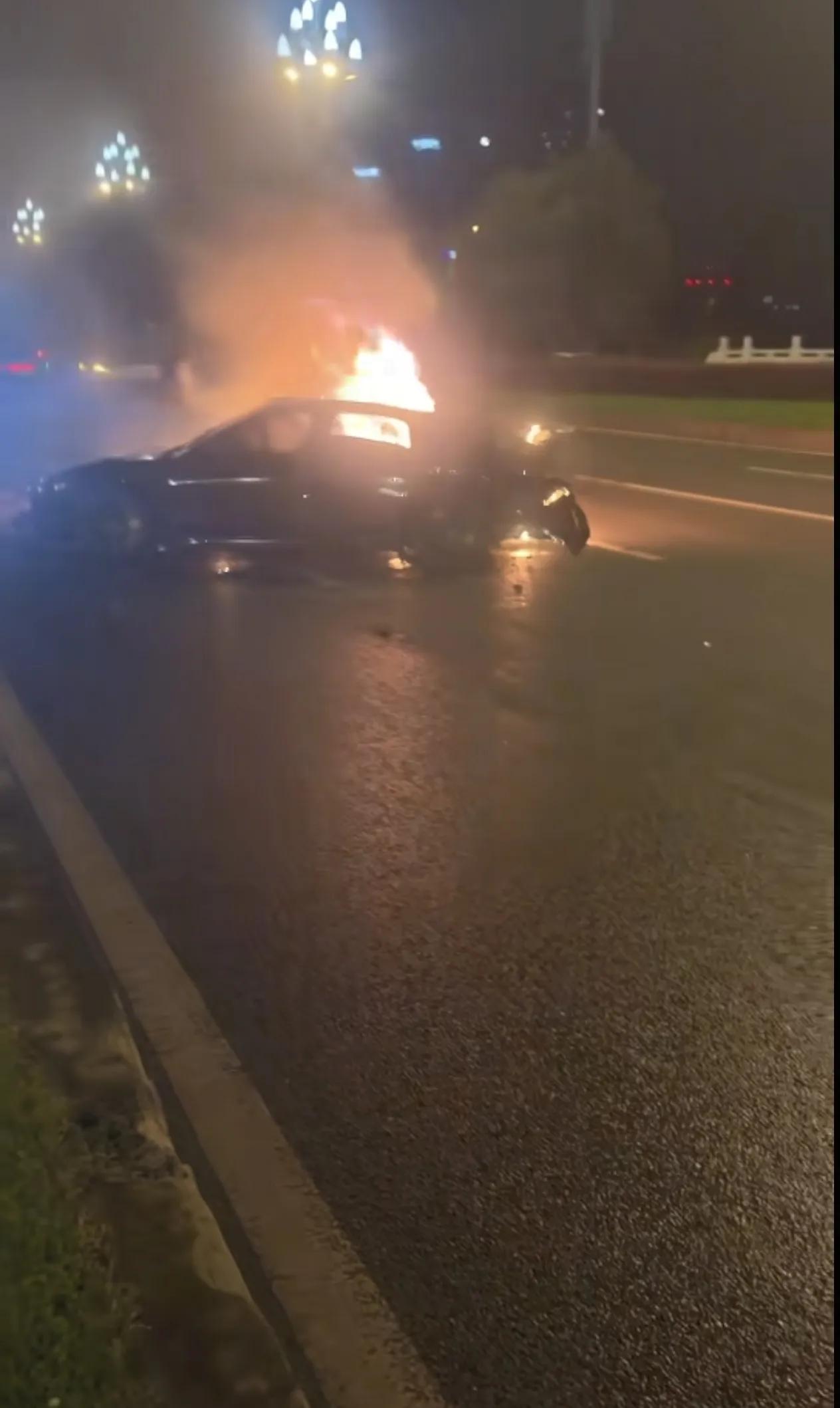 成都天府大道交通事故中，车辆起火车主当场死亡，有人说是车辆的安全性可能存在缺陷，
