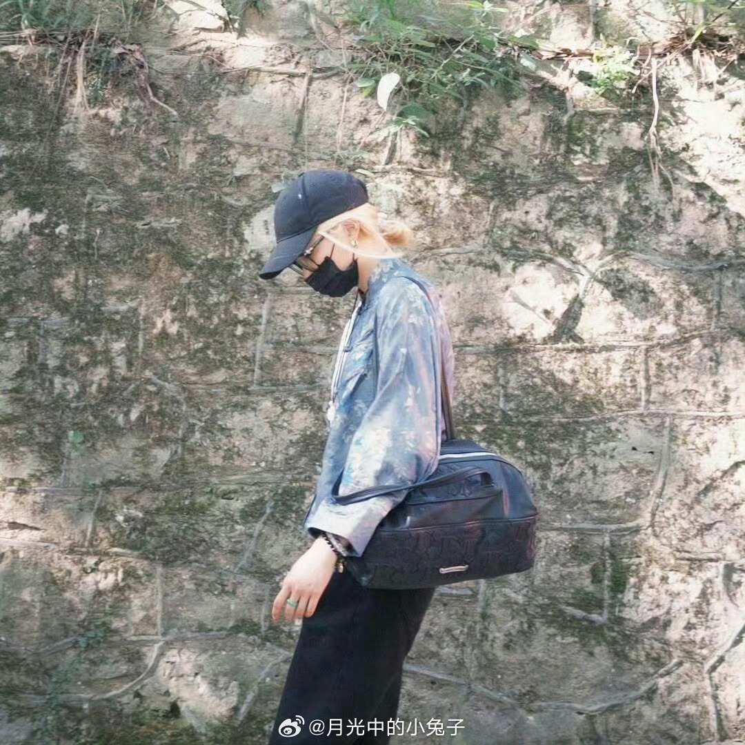 关晓彤回应无名指戒指戒指只是一个装饰品，为了好看的 ​​​