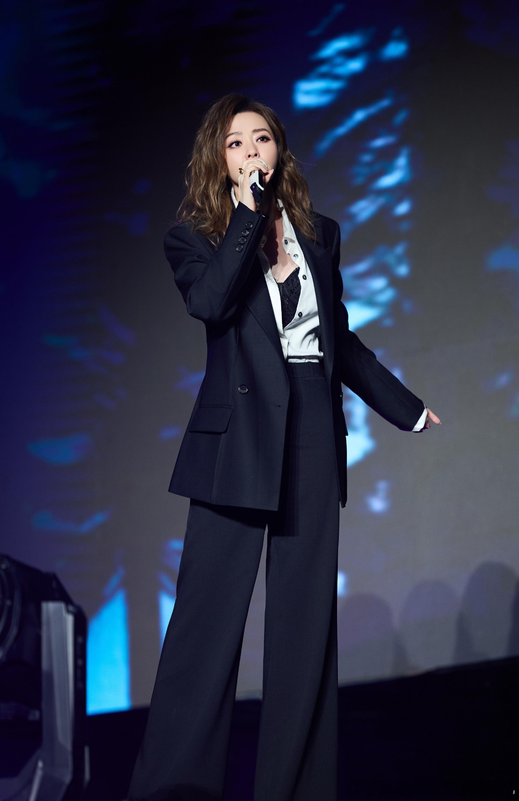 张靓颖 🐬追张靓颖巡回演唱会🐬 张靓颖光世界巡回演唱会 我要睡了，你要给我说