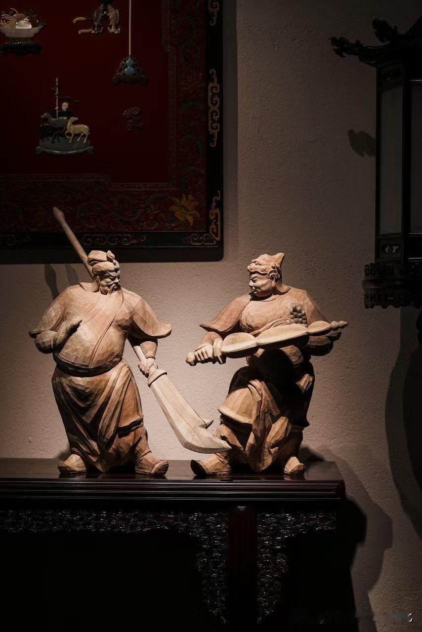 香樟木｜伽蓝韦陀

这类作品，第一眼是“威”，
再看，却是“稳”。

老香樟的气