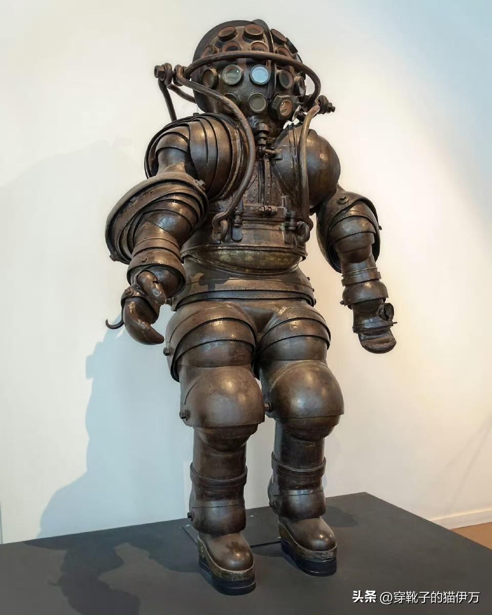 1882年的潜水服，躯干、手臂、腿部的各个关节采用类似欧洲中世纪的板甲设计（图2