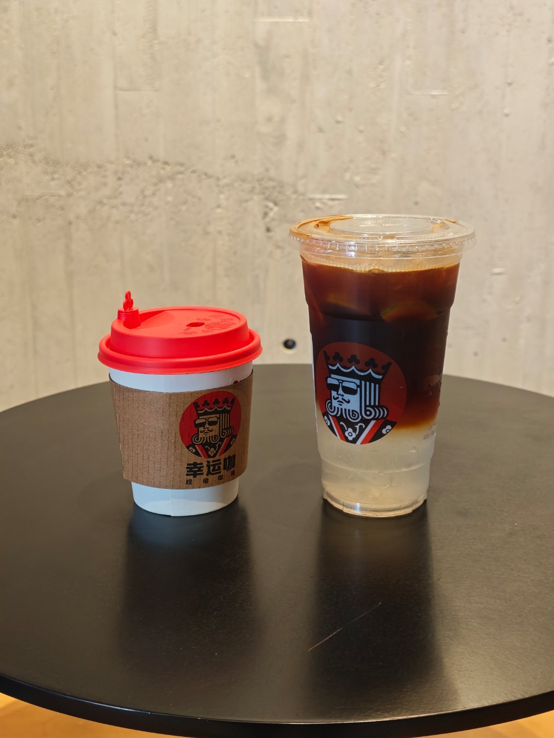 蜜雪总部，来了！人很多，先来幸运咖，一杯手冲、一杯香柠美式 