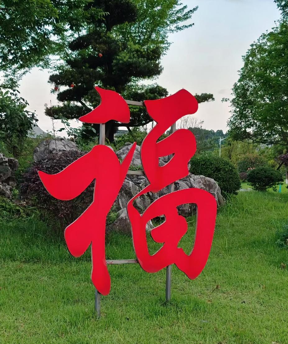 街头三只可爱的鸡，很有烟火气。公鸡、母鸡售价十八元一斤，鸡蛋一块五一个，鹅蛋四块