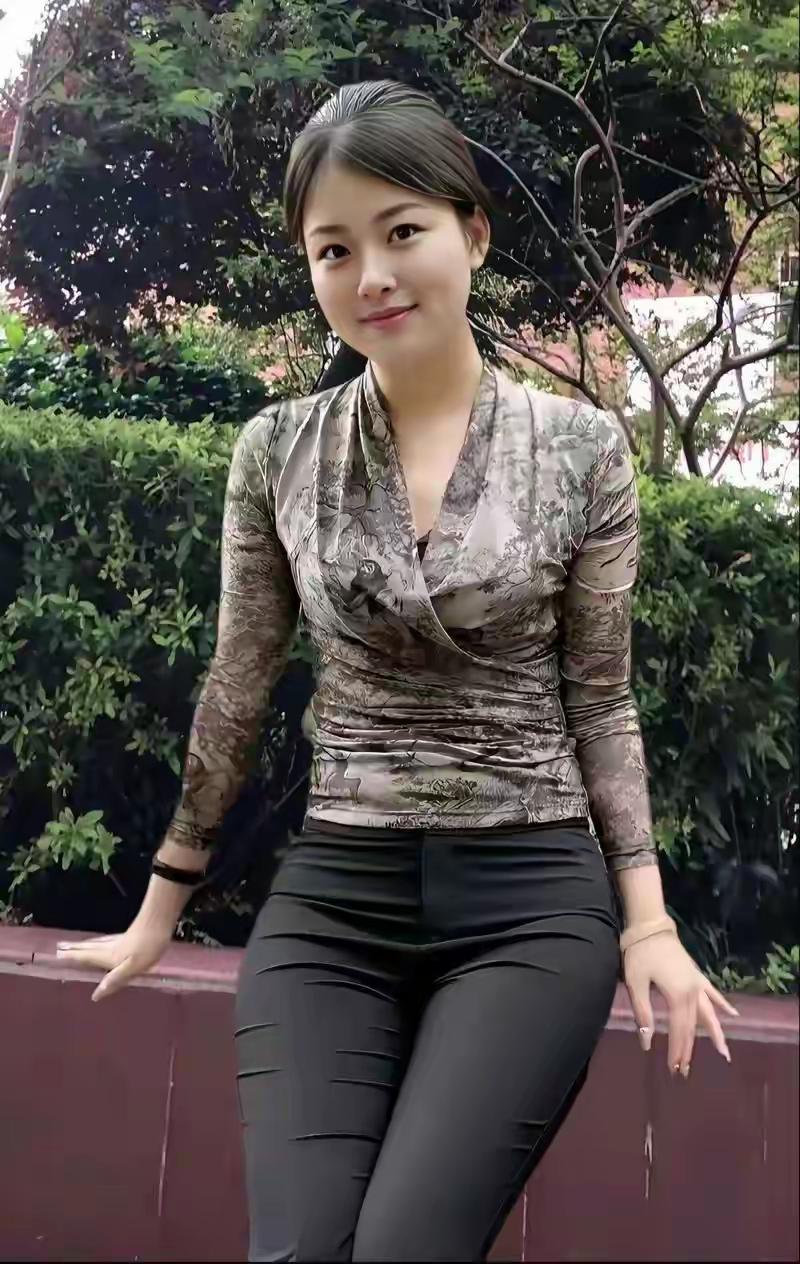 这位女士在户外微笑。