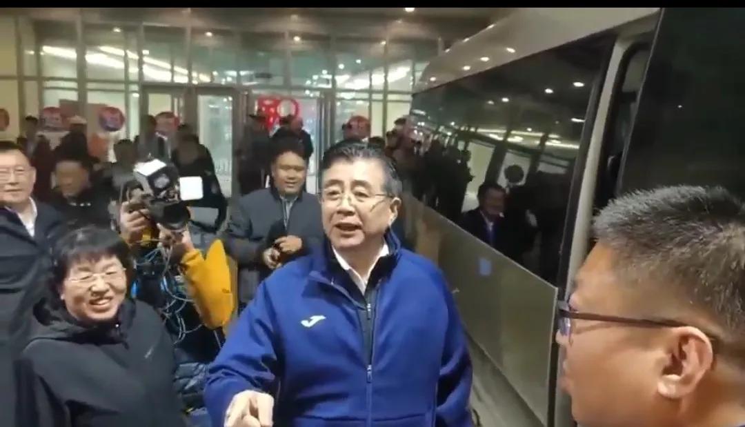 足协主席宋凯与山东球迷交流：我当年是鲁能球迷，并现场为山东泰山U15队颁发冠军奖