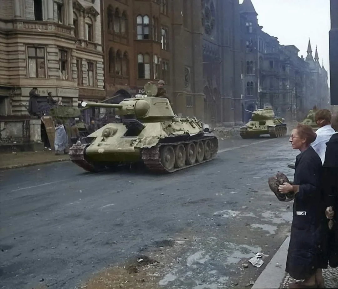 1945年德国战败后苏军的T-34/76型和T-34/85型坦克在柏林大街上。
