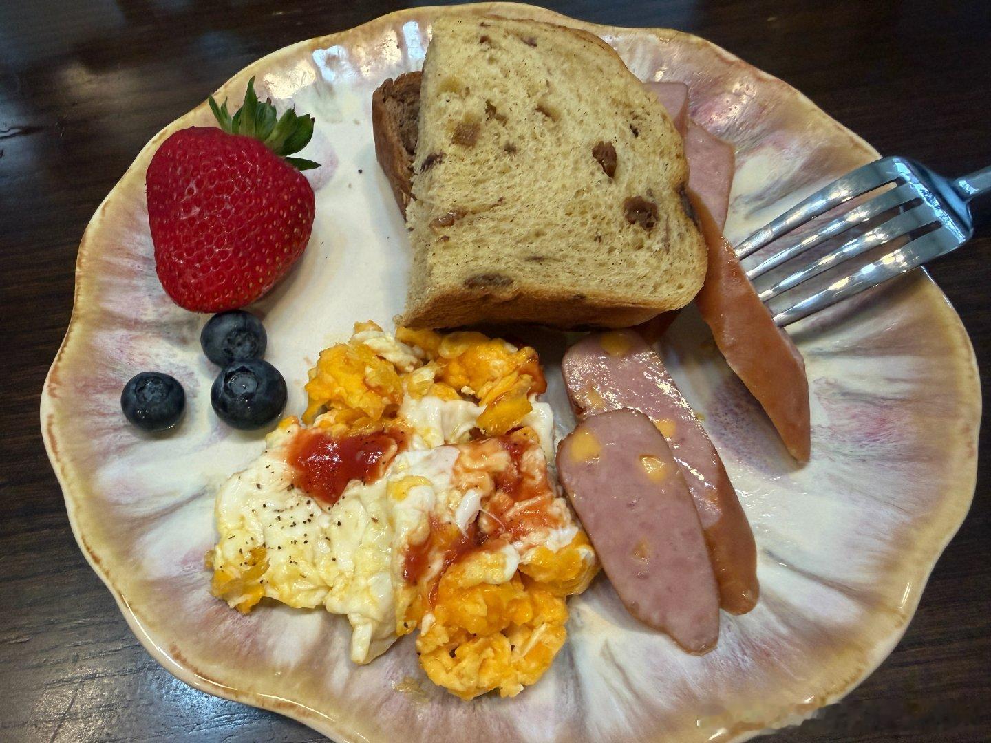 买了个新玩具，还有豆豆这几天热衷于煎蛋，每天给我们做早饭