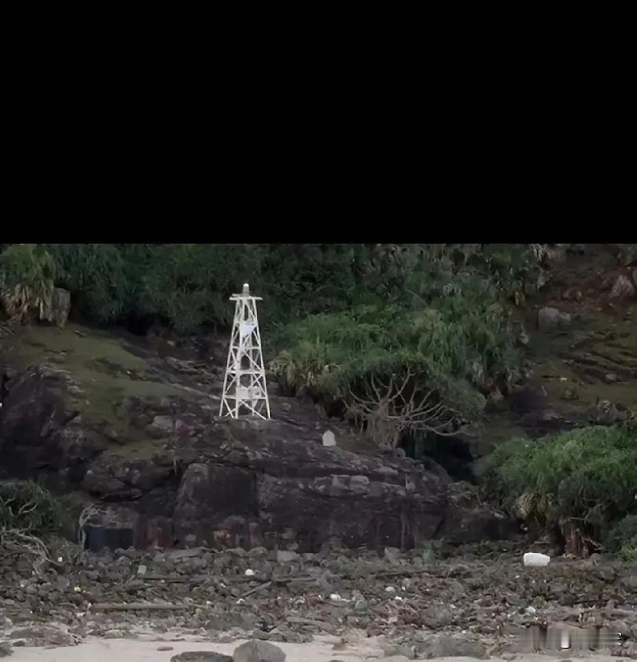 钓鱼岛日本灯塔是日本青年社于1978年8月在钓鱼岛上搭建的，后因台风侵袭而损毁，