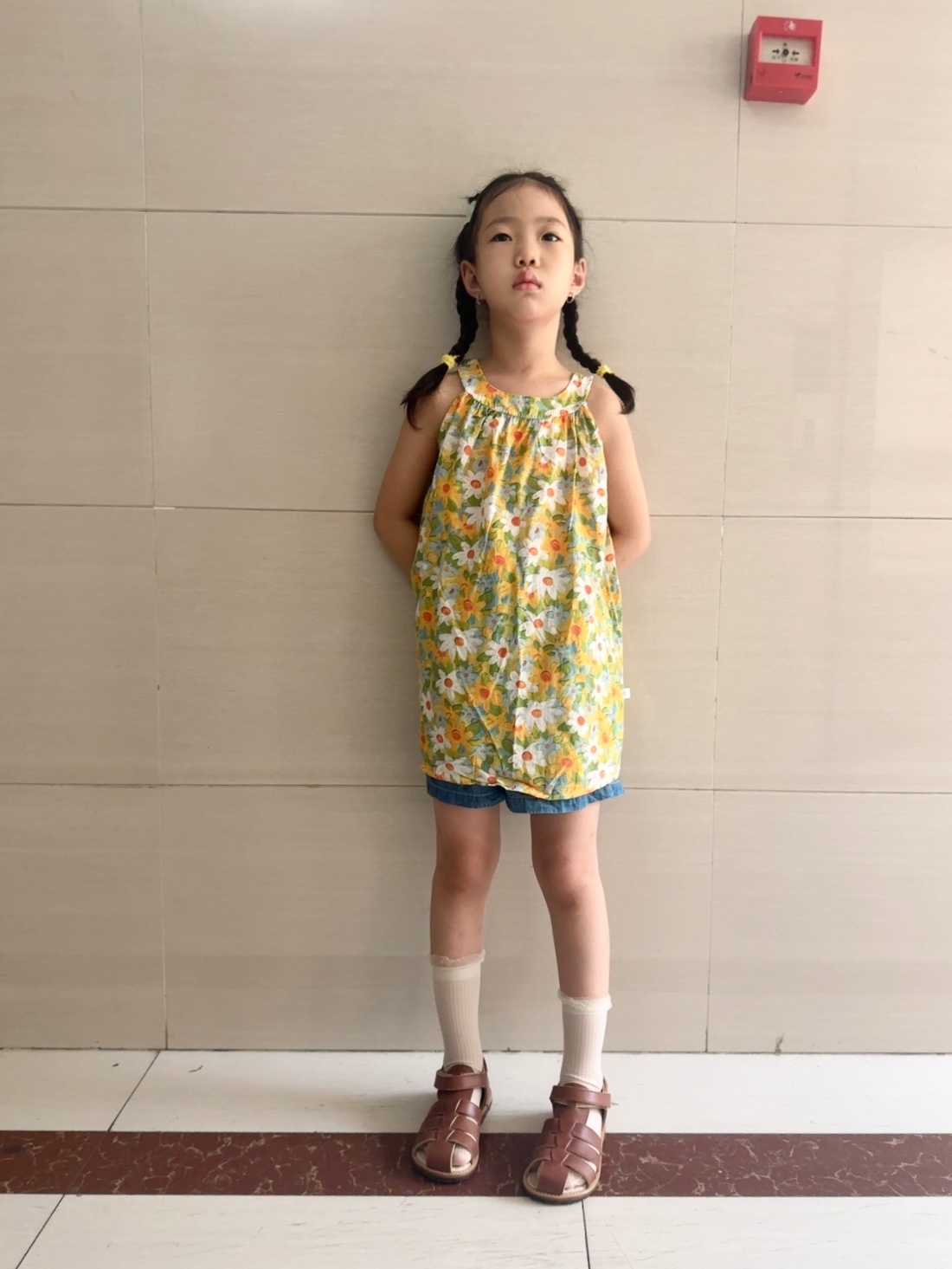 小满幼儿园ootd 从前这条碎花裙是件吊带连衣裙孩子长个儿后 节省的母亲让它成为
