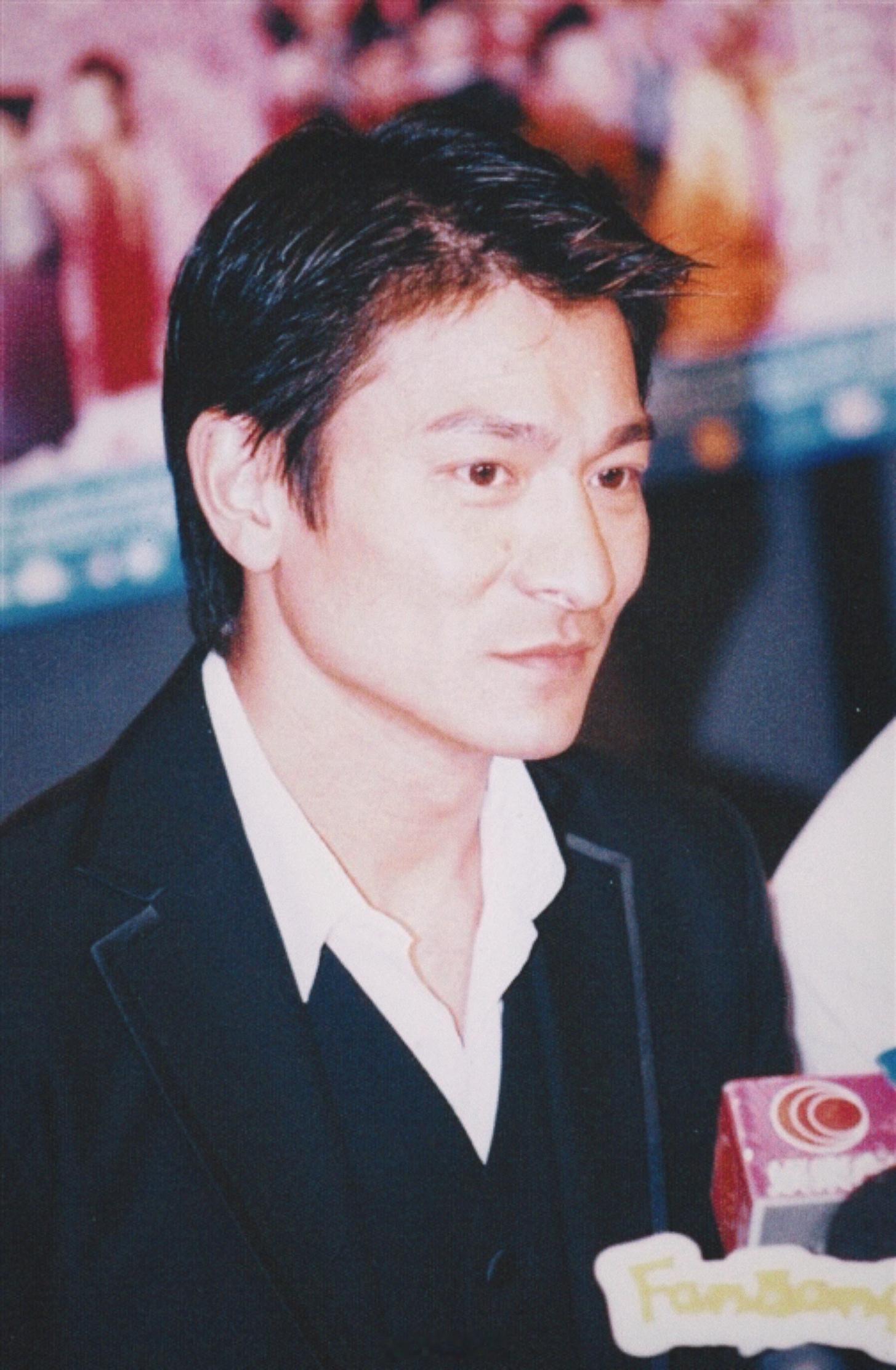 刘德华搭乘花絮去幕后 跨年辞旧，特派潇洒倜傥、帅气剑侠“御猫”展昭，祝㊗️大家新