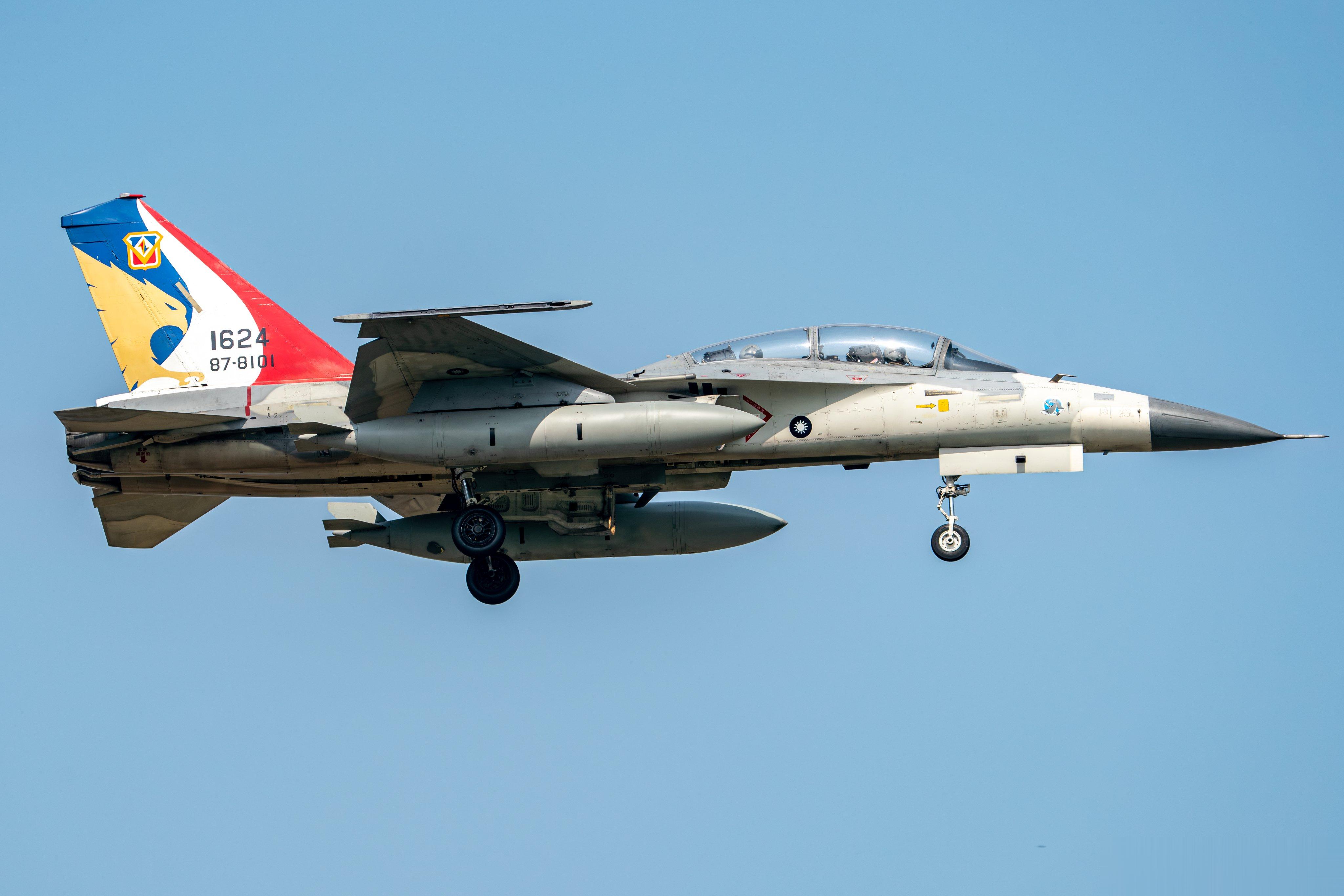 5月3日，台南机场训练的彩绘IDF#航空[超话]##武器装备[超话]# ​​​
