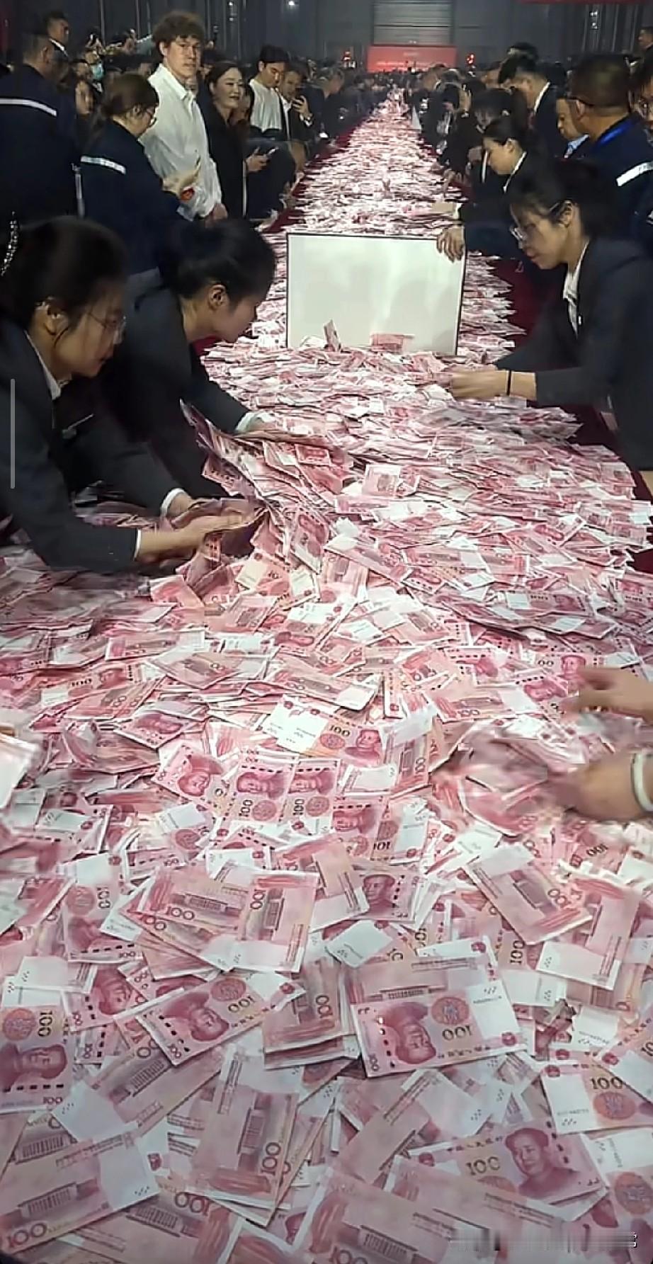 这100米长的现金，看得我手都酸了
 
刷到这张图的时候，我直接愣在原地——整整