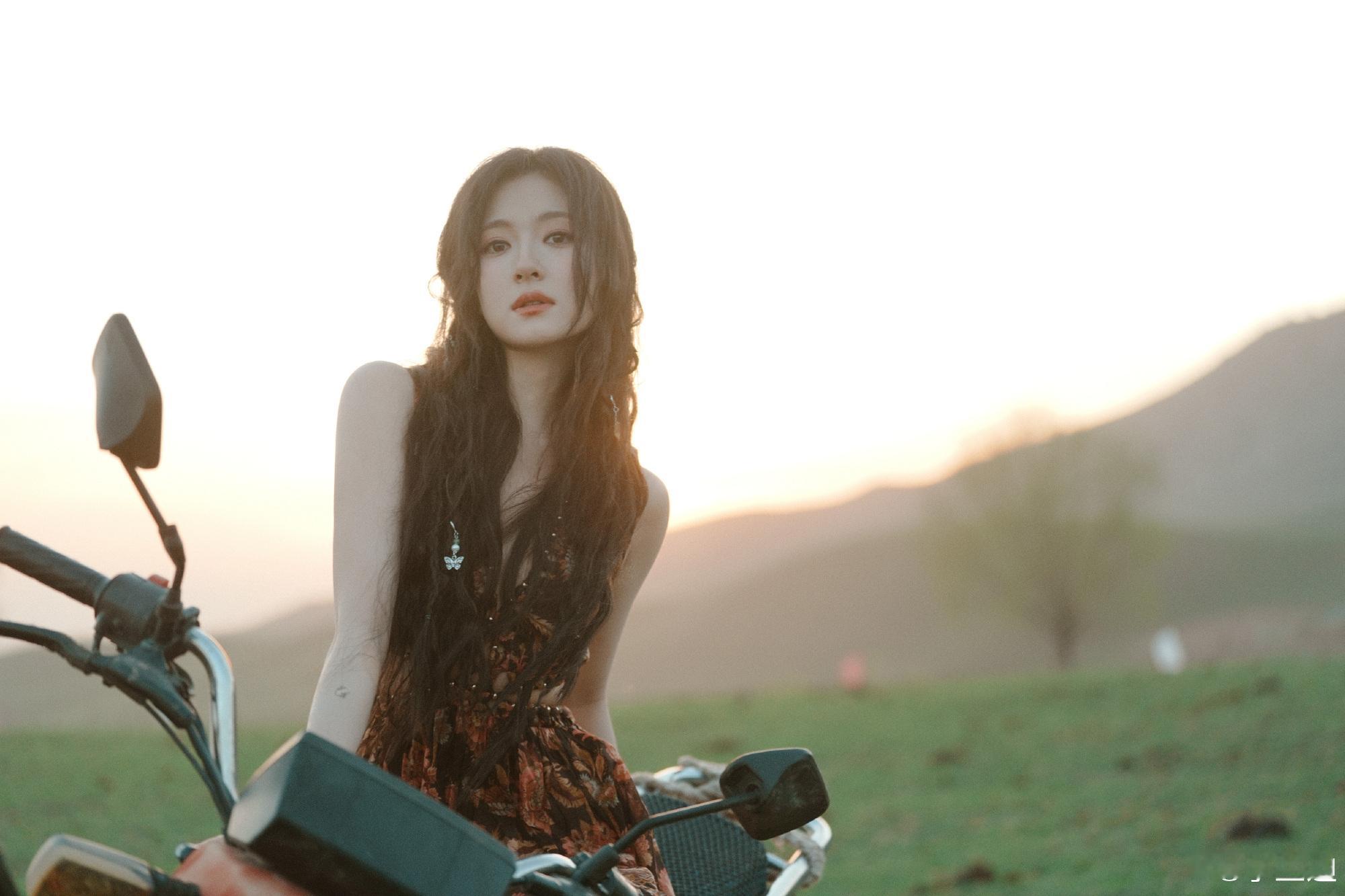 李兰迪又换风格了李兰迪后背的曲线 李兰迪草原机车风反差拉满，松弛野性美超吸睛！！