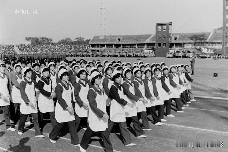 1982年11月7日，申城虹口体育场。上海市第五届消防运动会开幕式上，“上海纺织