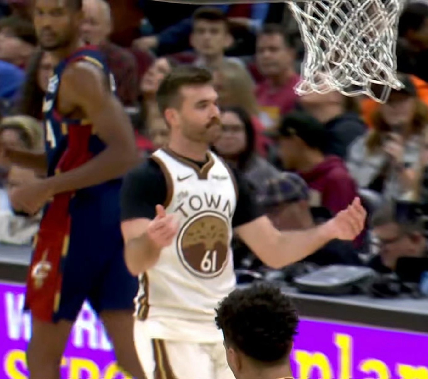 今天的一个镜头，投进关键三分后斯潘塞向板凳席做出数钱手势：老板给钱！我值一个合同