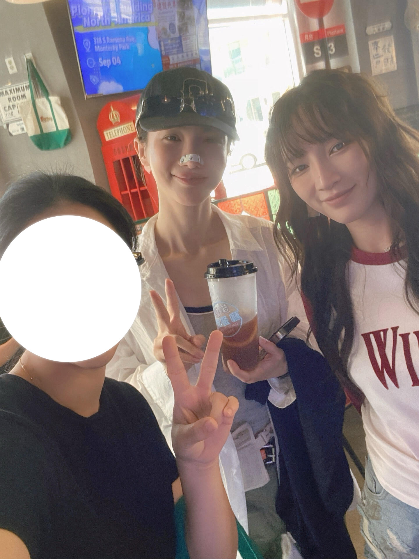 网友晒自己和金晨孟佳的合照 网友晒自己和金晨孟佳的合照🈶金晨孟佳状态好好！ ​
