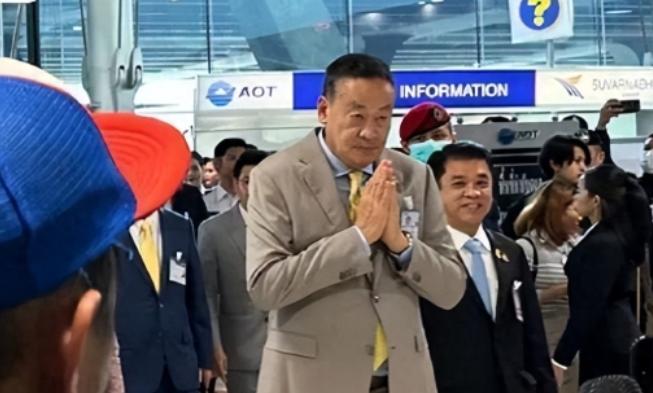 #免签！泰国总理亲自到机场迎接中国游客# 本来就受疫情影响，泰国的旅游业遭受重创