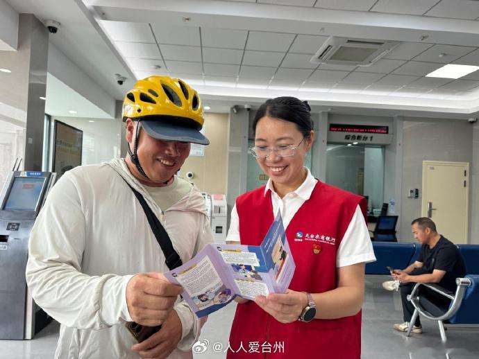 台州暖新服务守护户外劳动者整个夏天 近日，台州天台平桥镇开展爱心公益惠民活动，把