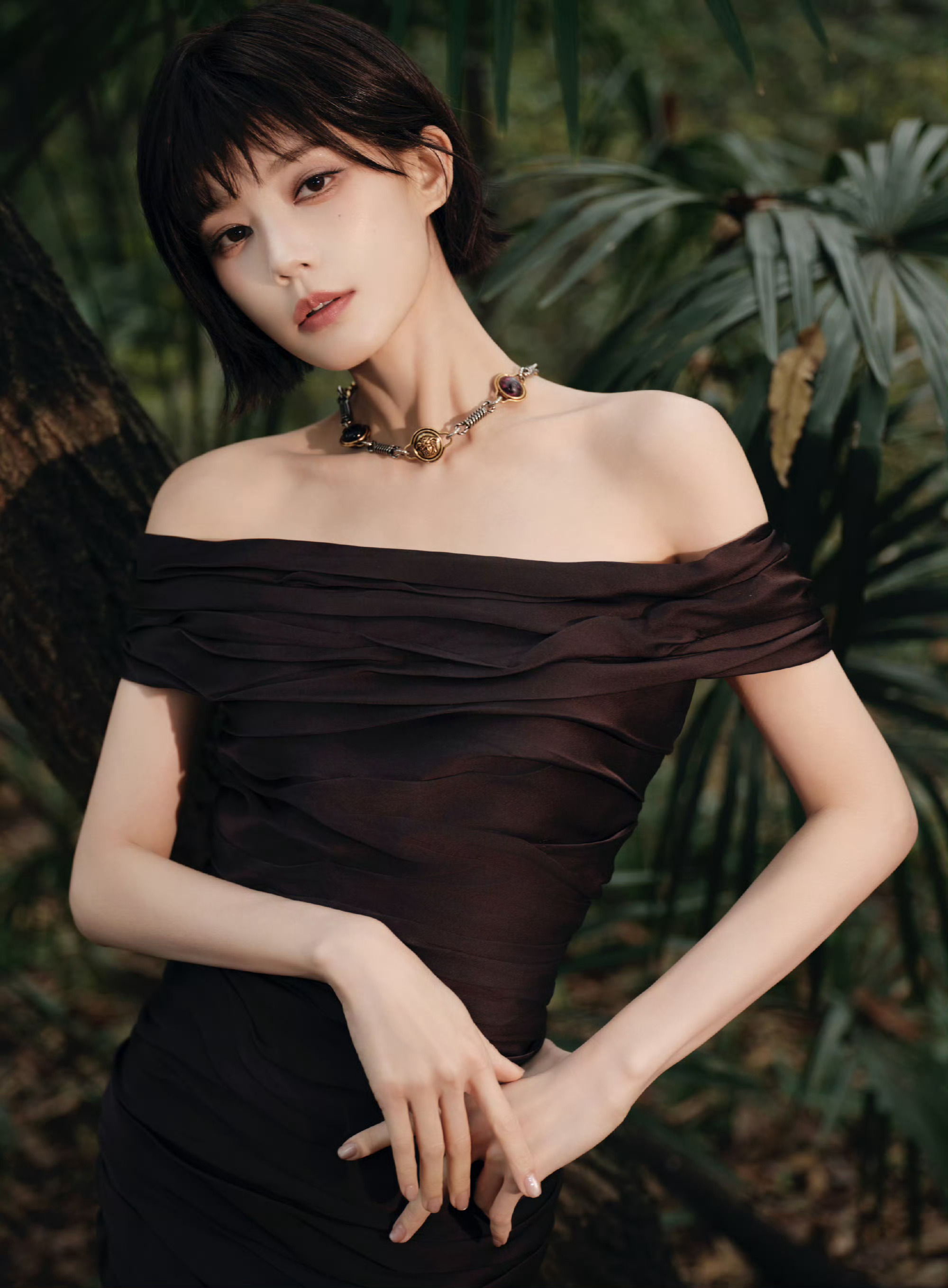 李一桐短发李一桐短发也好美呀，很飒的感觉，简直就是女神 