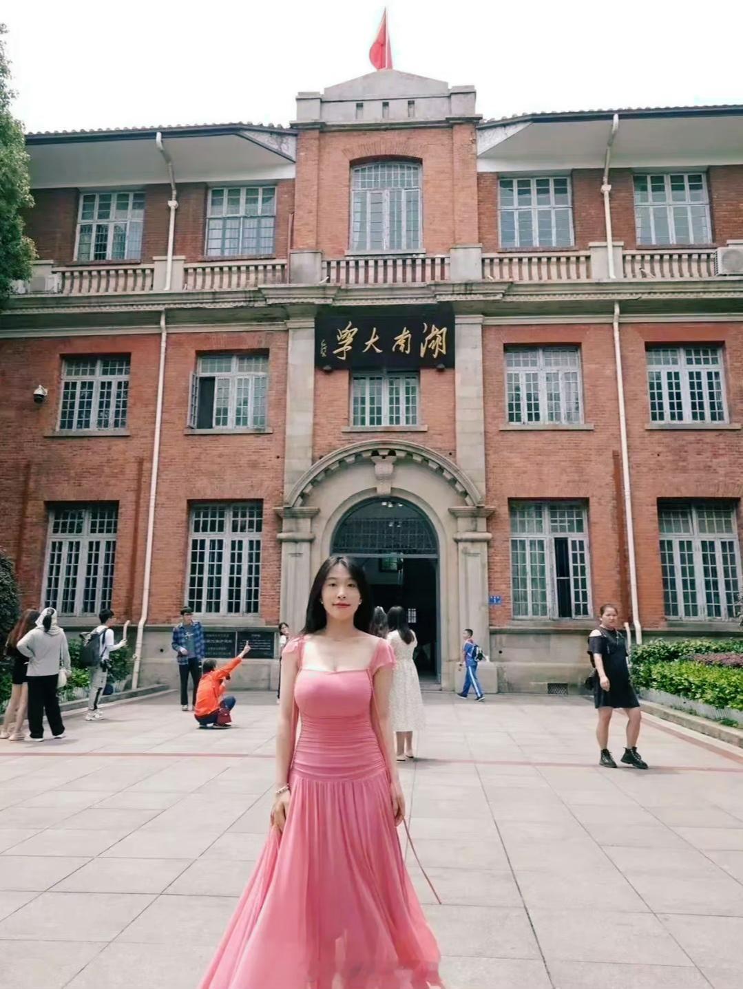 湖南大学，留影的小姐姐。这应该是长沙最顶尖的大学吧？