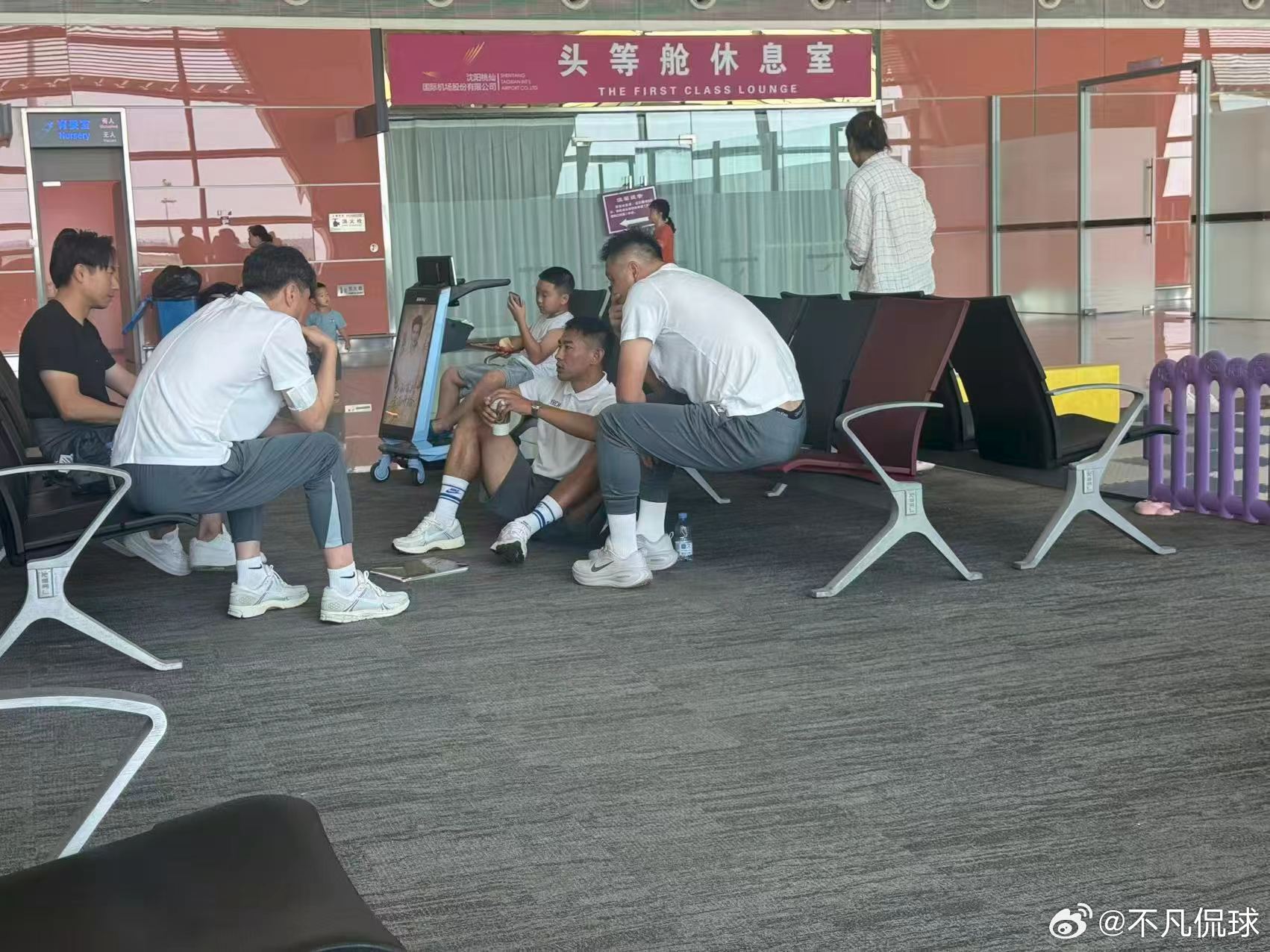 上海申花申花球迷在桃仙机场遇到了于汉超，孙晓天！上海申花